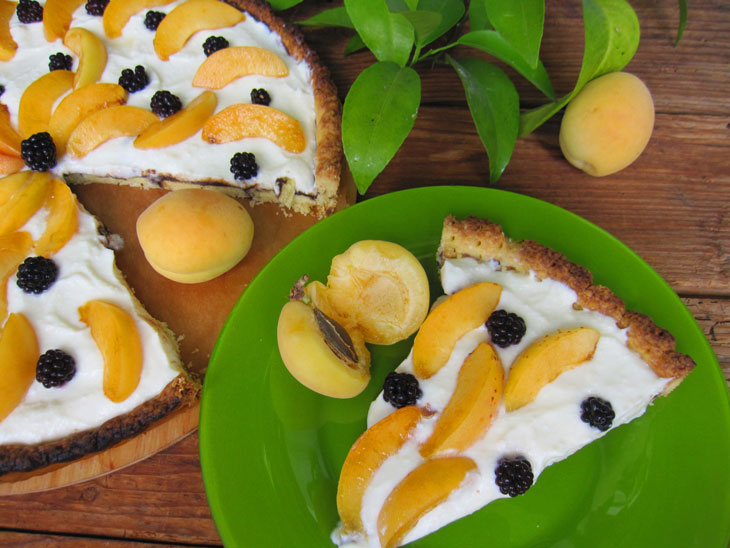 Tart with chocolate and cottage cheese is the perfect summer dessert. Tasty and healthy!