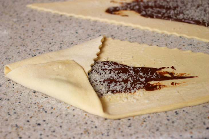 Bagels with chocolate spread and coconut flakes - a simple recipe that any housewife can handle