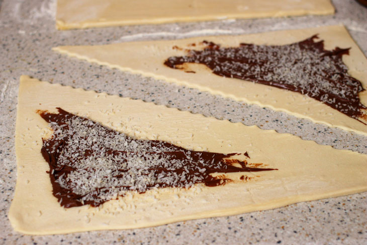 Bagels with chocolate spread and coconut flakes - a simple recipe that any housewife can handle