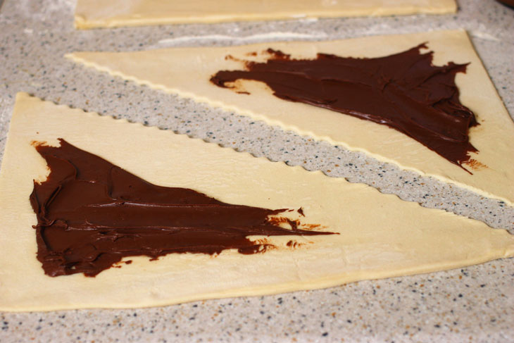 Bagels with chocolate spread and coconut flakes - a simple recipe that any housewife can handle