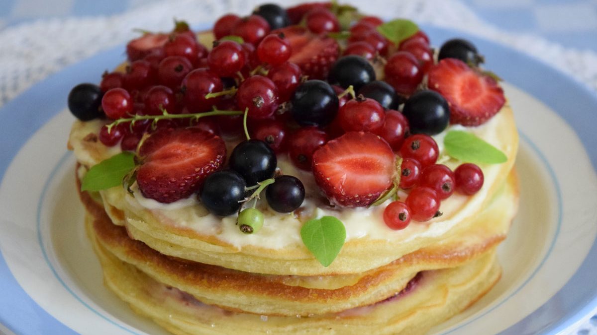 Quick cake with berries – tender and tasty