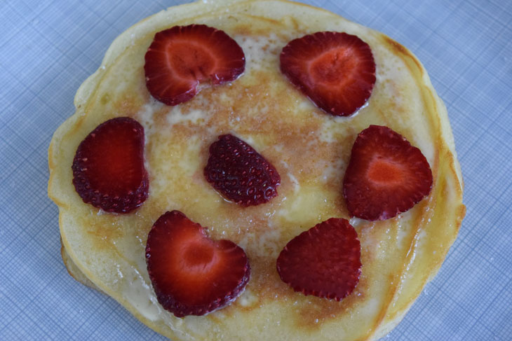 Quick cake with berries - tender and tasty