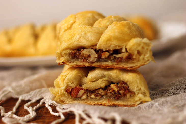 Be sure to try these puff pastries with nut filling. A quick recipe that is easy to repeat!