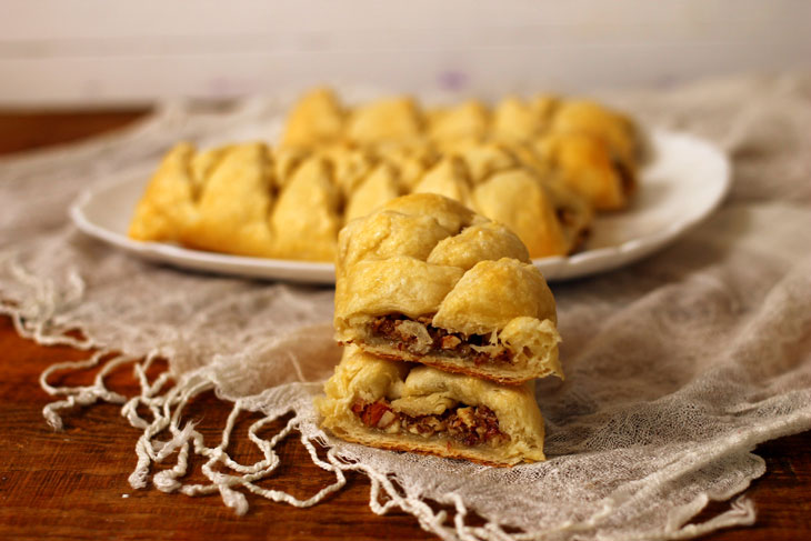 Be sure to try these puff pastries with nut filling. A quick recipe that is easy to repeat!