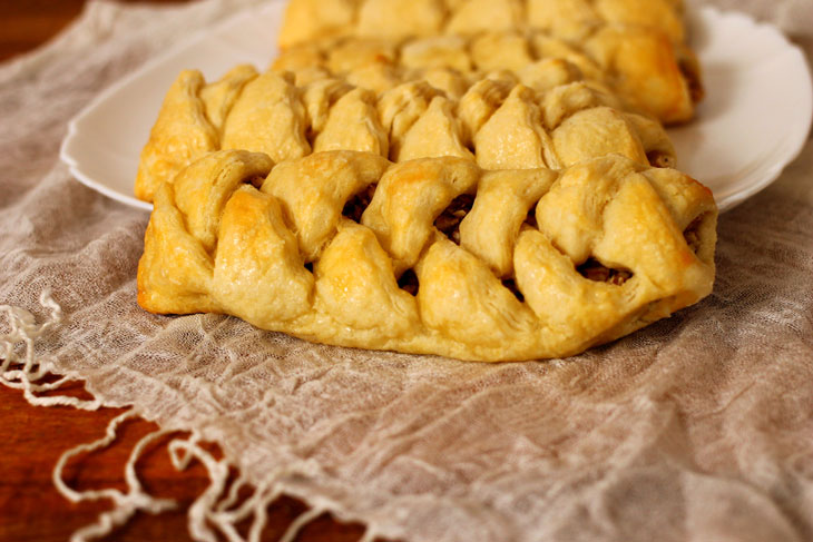 Be sure to try these puff pastries with nut filling. A quick recipe that is easy to repeat!