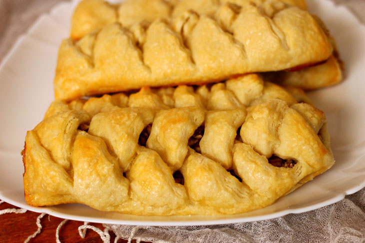 Be sure to try these puff pastries with nut filling. A quick recipe that is easy to repeat!