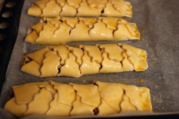 Be sure to try these puff pastries with nut filling. A quick recipe that is easy to repeat!