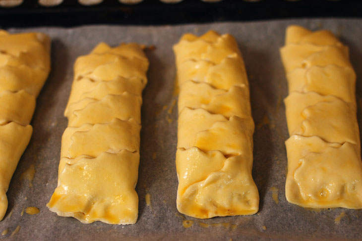 Be sure to try these puff pastries with nut filling. A quick recipe that is easy to repeat!