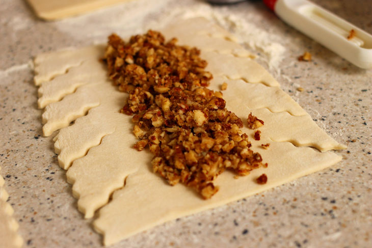 Be sure to try these puff pastries with nut filling. A quick recipe that is easy to repeat!