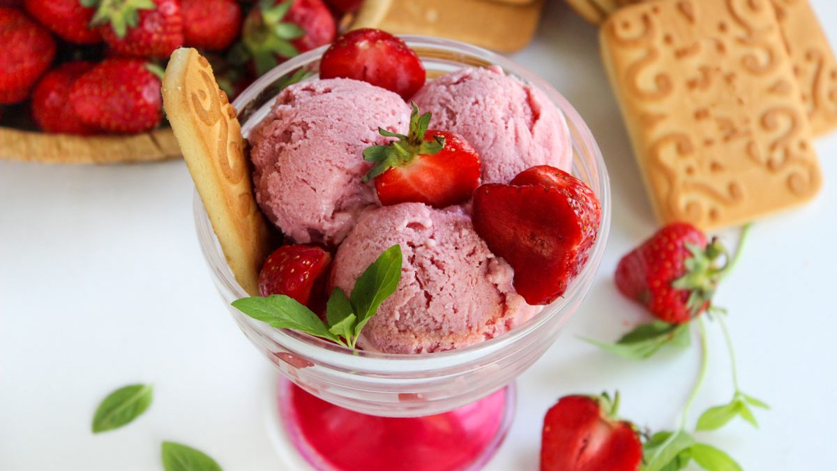 Homemade strawberry ice cream – a delicious and easy recipe