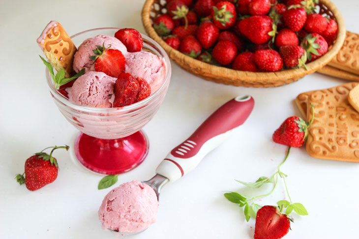 Homemade strawberry ice cream - a delicious and easy recipe