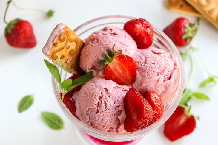 Homemade strawberry ice cream - a delicious and easy recipe