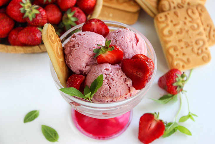 Homemade strawberry ice cream - a delicious and easy recipe