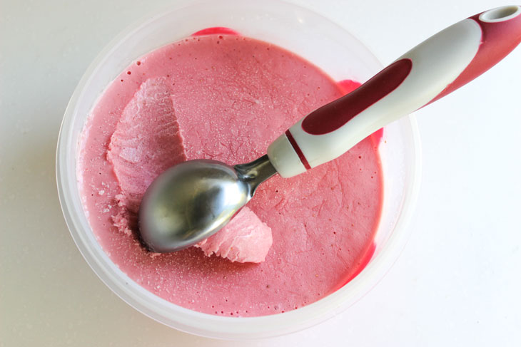 Homemade strawberry ice cream - a delicious and easy recipe