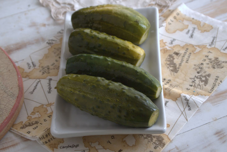 Lazy preservation: pickled cucumbers in a day in a hot way