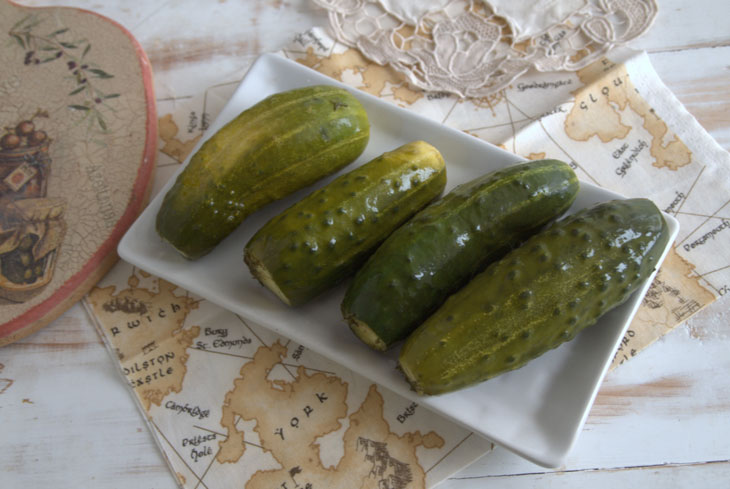 Lazy preservation: pickled cucumbers in a day in a hot way