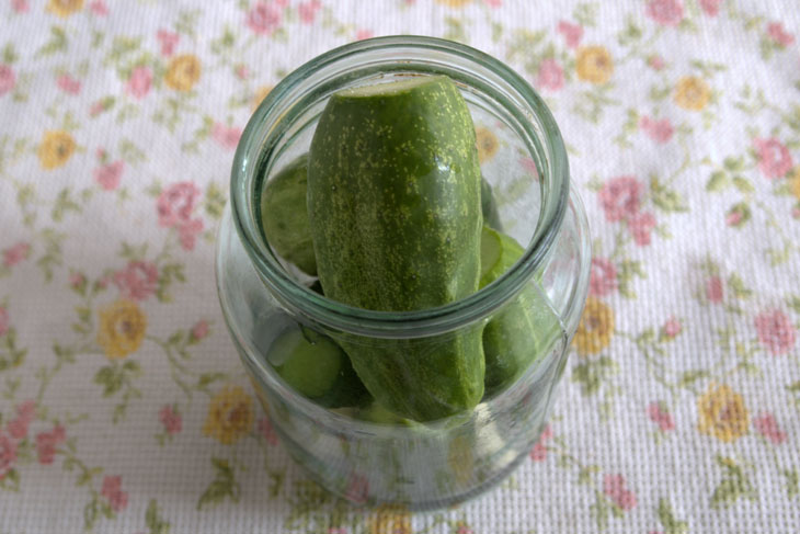 Lazy preservation: pickled cucumbers in a day in a hot way