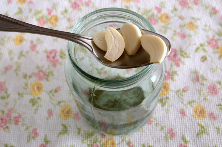 Lazy preservation: pickled cucumbers in a day in a hot way