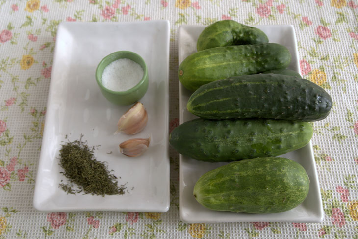 Lazy preservation: pickled cucumbers in a day in a hot way