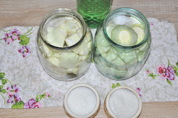 Marinated patissons with sterilization - very tender, fragrant and crispy