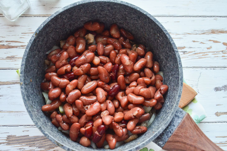 Beans with mushrooms for the winter - a step by step recipe with a photo