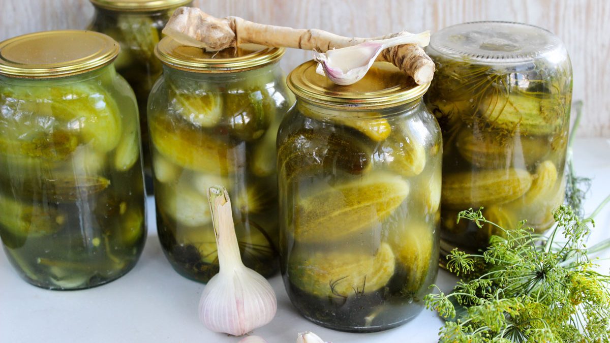 Pickled cucumbers for the winter in liter jars – crispy, like barrel