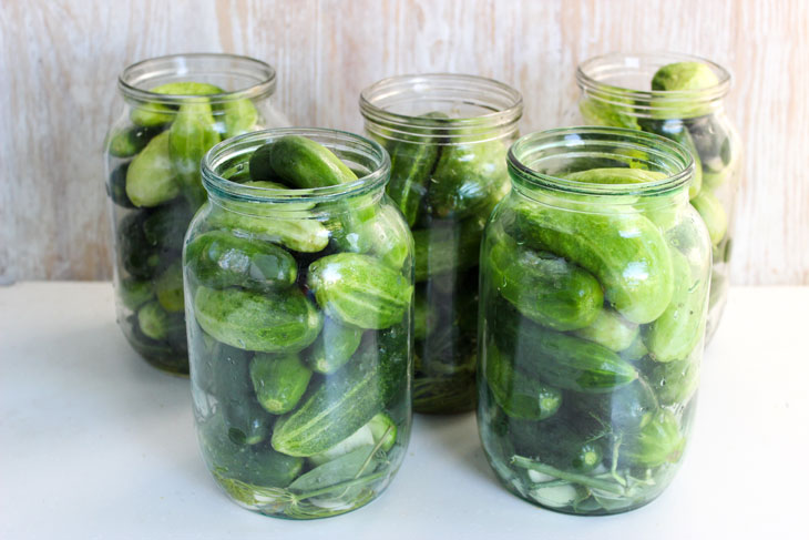 Pickled cucumbers for the winter in liter jars - crispy, like barrel