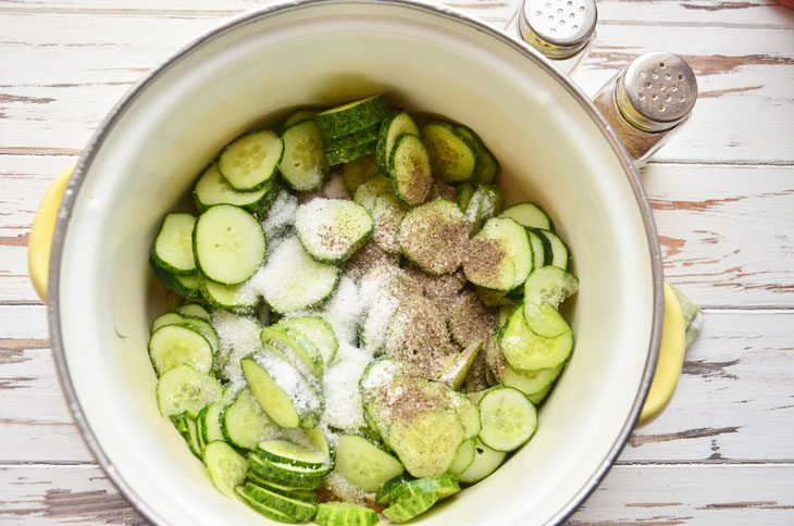 Salad "Winter whim" of cucumbers, carrots and onions - a step by step recipe with a photo