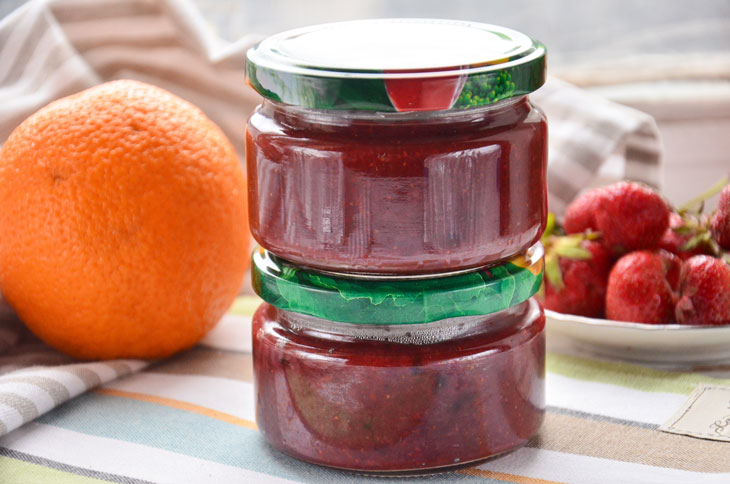Strawberry jam with orange for the winter