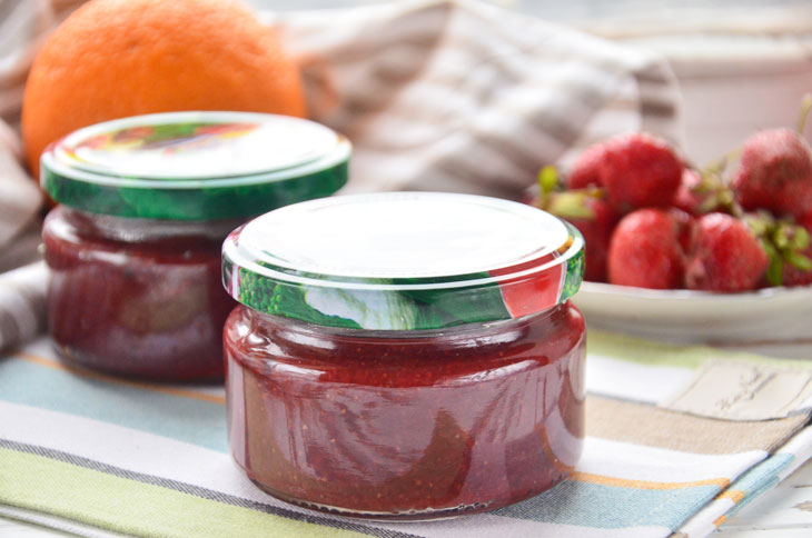 Strawberry jam with orange for the winter
