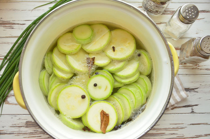 Zucchini in Bulgarian for the winter - a simple recipe for harvesting