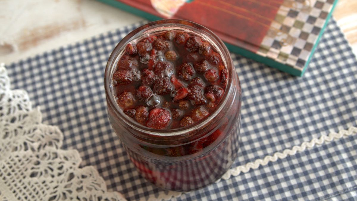 Strawberry jam for the winter – a step by step recipe with a photo