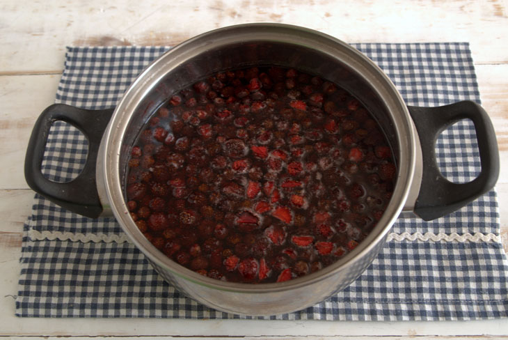 Strawberry jam for the winter - a step by step recipe with a photo