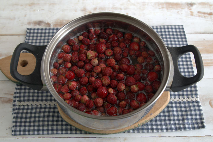 Strawberry jam for the winter - a step by step recipe with a photo