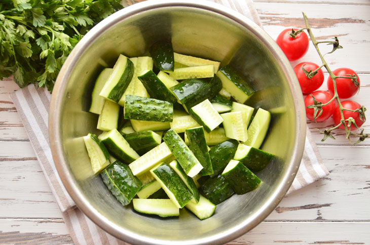 Spicy cucumber salad for the winter: a step by step recipe with a photo