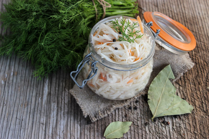 Juicy and crispy sauerkraut in brine: a step by step recipe with photos