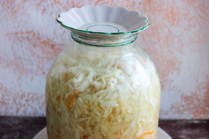 Juicy and crispy sauerkraut in brine: a step by step recipe with photos