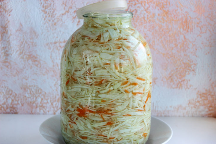 Juicy and crispy sauerkraut in brine: a step by step recipe with photos