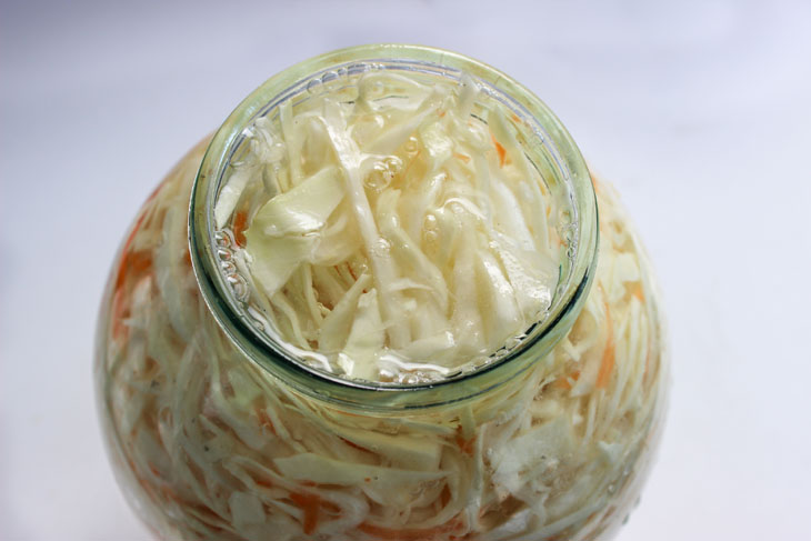 Juicy and crispy sauerkraut in brine: a step by step recipe with photos