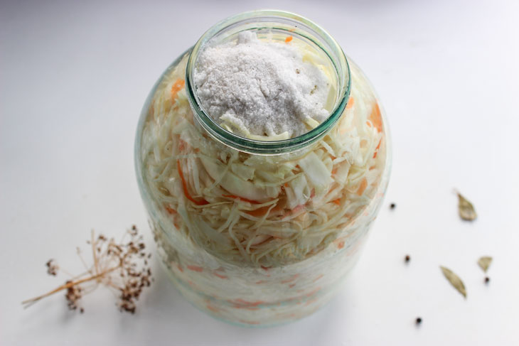 Juicy and crispy sauerkraut in brine: a step by step recipe with photos