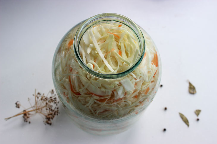 Juicy and crispy sauerkraut in brine: a step by step recipe with photos