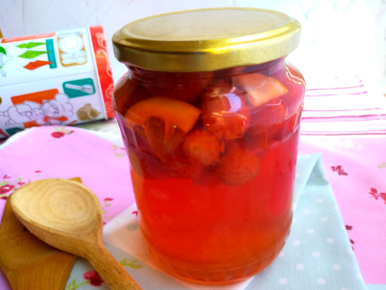 Strawberry compote with lemon for the winter: a step-by-step recipe with a photo