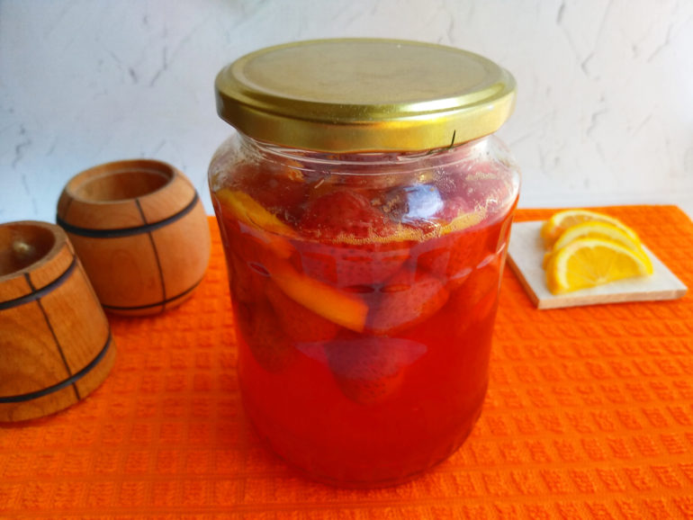 Strawberry compote with lemon for the winter: a step-by-step recipe with a photo