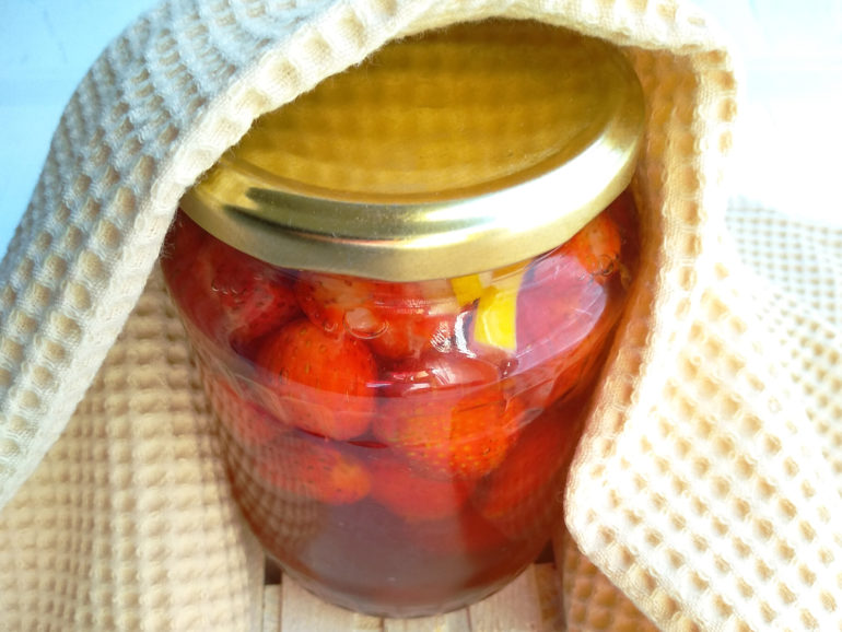 Strawberry compote with lemon for the winter: a step-by-step recipe with a photo