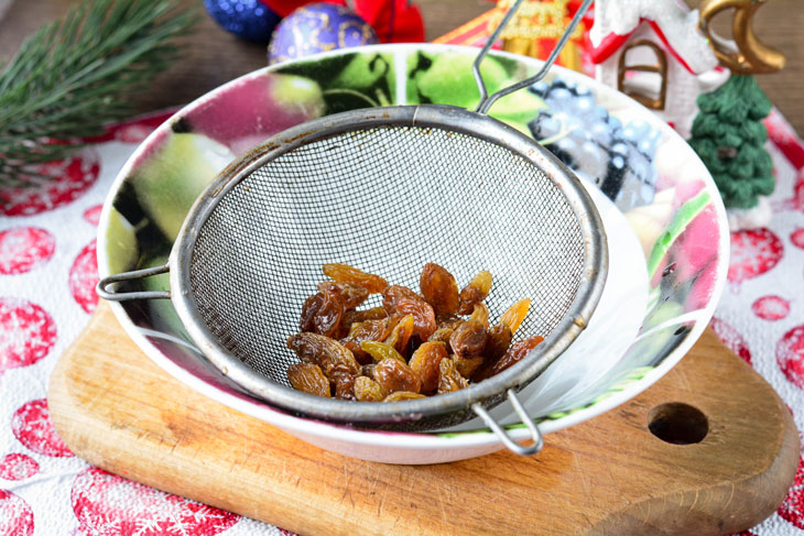 Baked apples with raisins and honey - a light and tasty dessert for the Christmas table