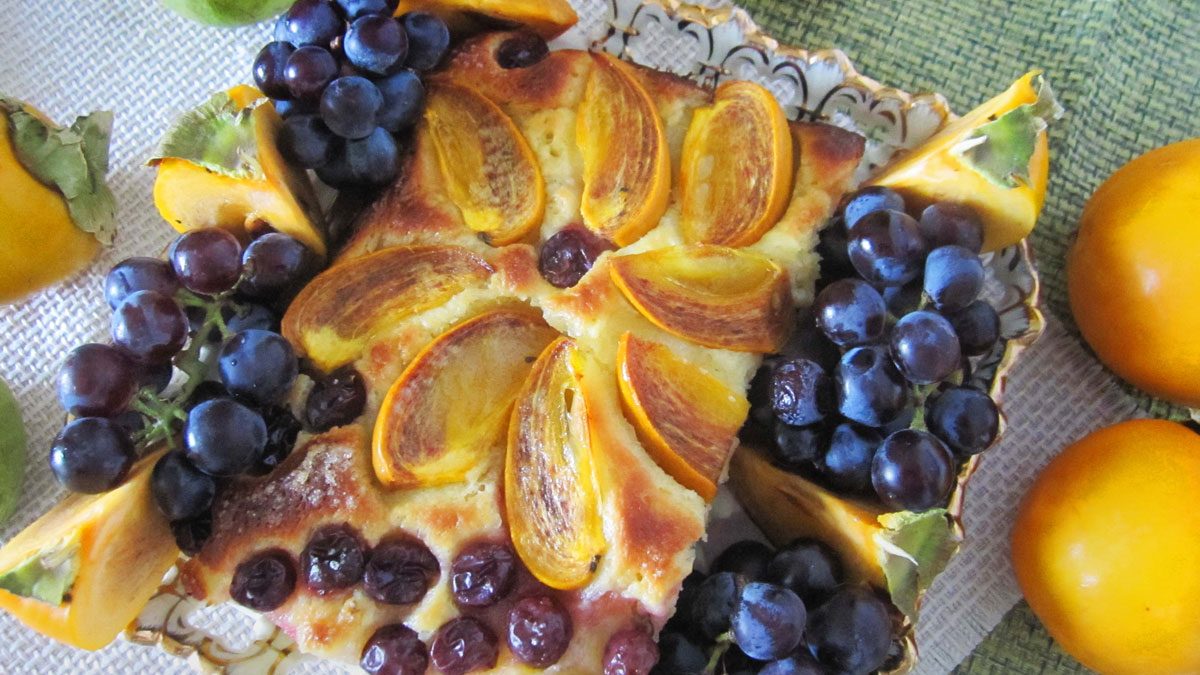 Elegant yeast pie with fruit – will successfully replace the cake on the table