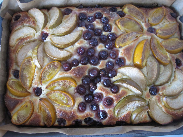 Elegant yeast pie with fruit - will successfully replace the cake on the table