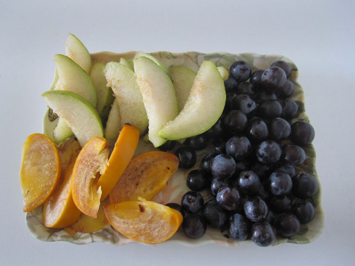 Elegant yeast pie with fruit - will successfully replace the cake on the table