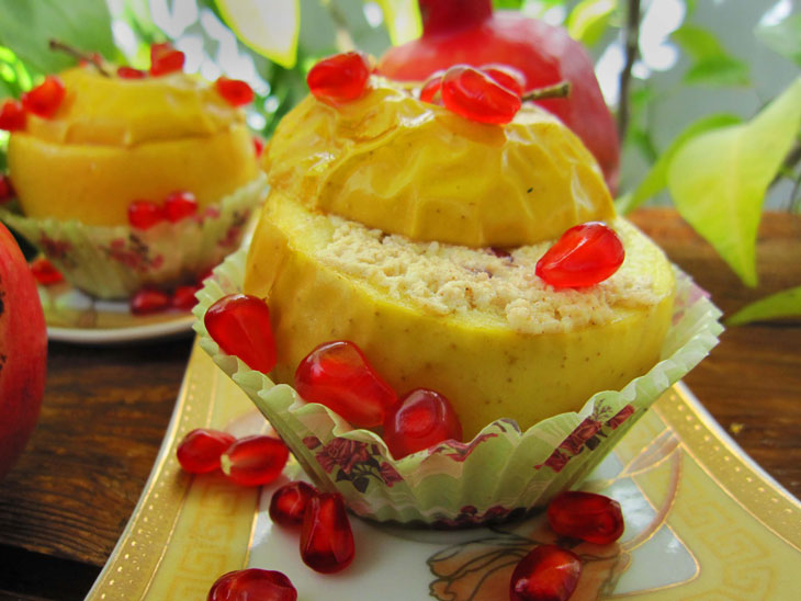 Baked apples with cottage cheese and pomegranate - an extremely elegant and tasty dessert