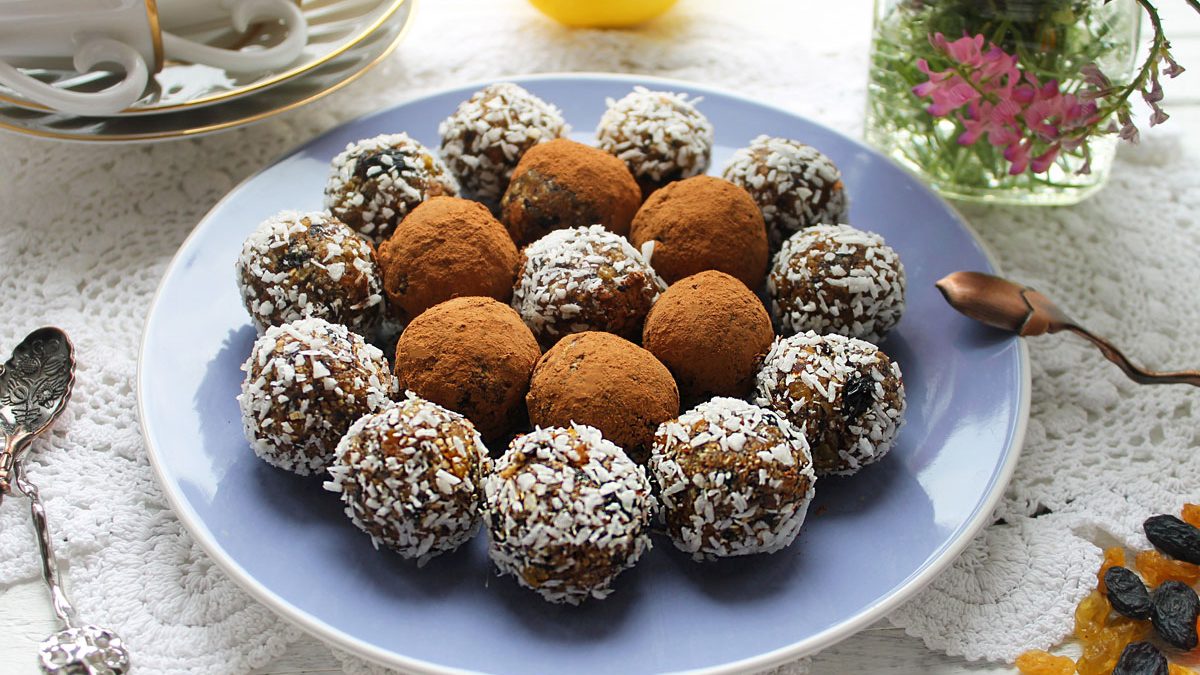 Candies made from dried fruits and almonds – an easy-to-prepare and healthy dessert